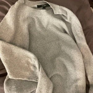 Stickad tröja - Snygg tröja från Veromoda, knappt använd då jag har en till likadan köpt för 300, inte nopprig eller några skador storlek xs men passar även s/m