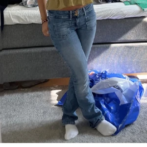 Lågmidjade jeans  - Super gnugga Lågmidjade jeans från Vera Moda. Det har super coola fickor framtill men även backtill. 