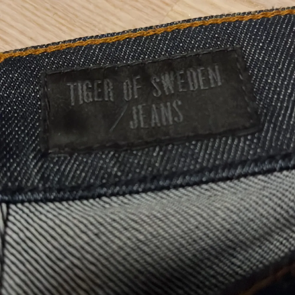 Hejsan, säljer dessa för att det ej passar mig o tänker att det kanske finns någon annan som de passar. Dessa jeans är nästan aldrig använda därför priset. Priset går att diskutera. Storlek- 33/32 ny pris- 1600 mitt pris- 850. Jeans & Byxor.