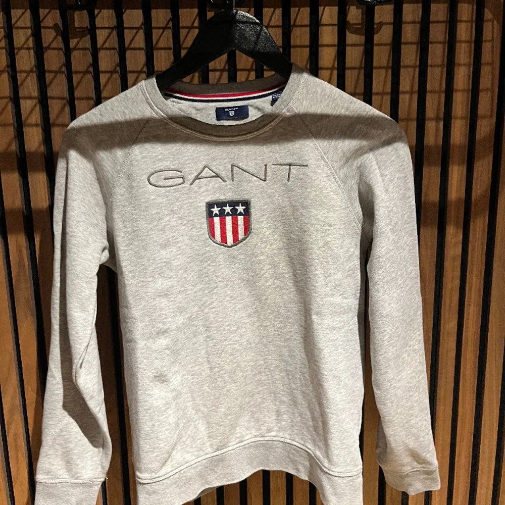 Säljer en Gant sweatshirt i färgen grå, passar parfekt att ha över en skjorta!👌storlek S! Säljer den för 175kr!😁. Tröjor & Koftor.