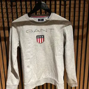 Säljer en Gant sweatshirt i färgen grå, passar parfekt att ha över en skjorta!👌storlek S! Säljer den för 175kr!😁