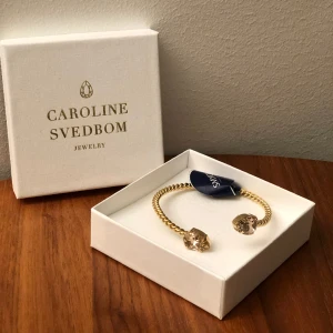 Caroline Svedbom Armband - Helt nytt armband från Caroline Svedbom. Fått den i present men aldrig använt den. Inköpspris 695kr men säljes för 400kr. 