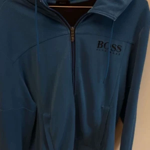 Hugo Boss luvtröja - Nypris var 1899 Äldre modell och man ser att den är använd. Storlek XXL men den passar L/XL