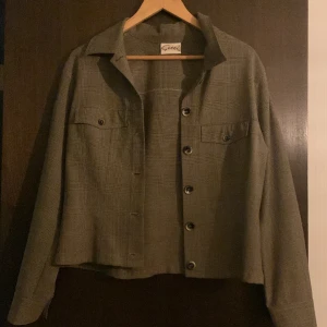 jacka ! - TRYCK EJ PÅ KÖP NU jacka/kavaj köpt second hand, personligen aldrig använd. strl 40.