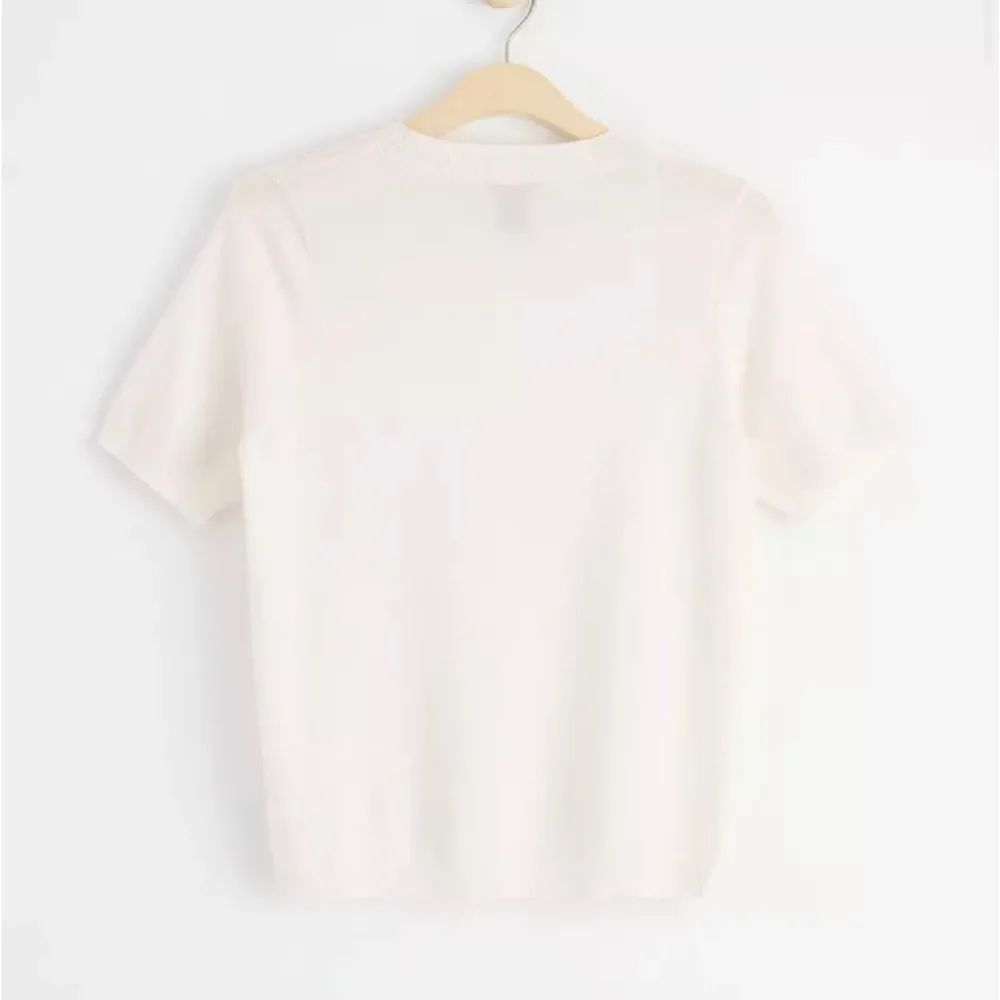 Stickad tshirt från Lindex i off white. Oanvänd, stl S🤍. Stickat.