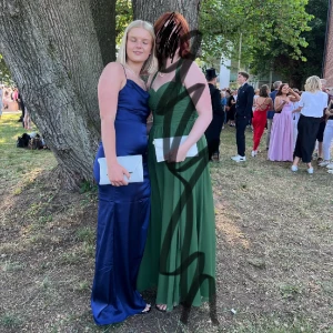 Blå balklänning - Säljer min balklänning från förra året, enbart använd en kväll så i toppen skick! Syns ej att den använts. 600kr + frakt. Storlek 36.