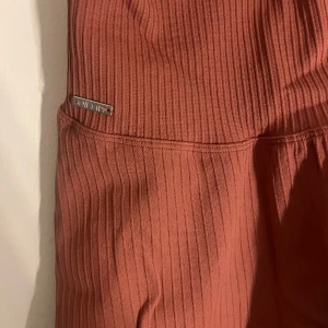 Amin Tights  - (Orginal Pris 399kr) Jätte fina gammaldags rosa tights ifrån Amin. Har aldrig använt dem fel storlek för mig. Storlek S💞