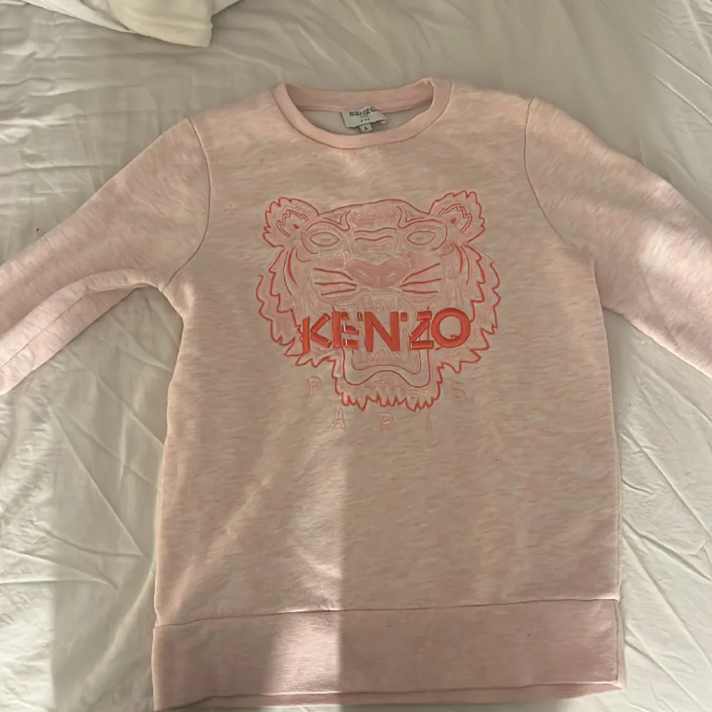 Ljusrosa kenzo tröja, typ aldrig använd Max 3 gånger. Strlk s. . Tröjor & Koftor.