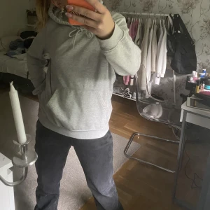 Grå hoodie  - Grå hoodie från hm i storlek xs sitter bra på mig som vanligt viss har storlek s den är inga skador och är i bra sick kan gå med på att säncka pris vid snap affär 