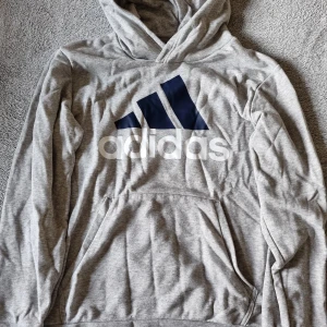 Adidas Hoodie - Adidas hoodie, aldrig använd. Säljes pga fel storlek. Mvh Melker