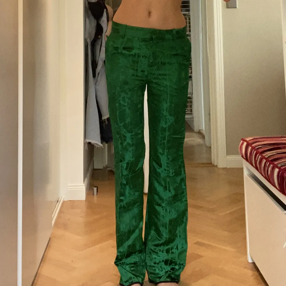 Verkligen de snyggaste byxorna!!! Gröna kostymbyxor med så najs mönster!! Så så coola byxor som är så unika!!😍😍😍 Lågmidaje och  långa!!. Jeans & Byxor.