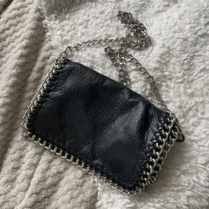 Svart väska - Säljer denna jättefina Stella McCartney liknade väska från Tiamo som inte kommer till användning längre.