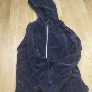 Säljer kofta - Hej säljer den här fina koftan aldrig använd.