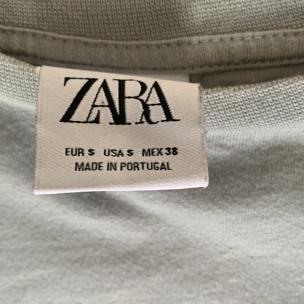 Snygg Zara t-shirt i storlek ”S”. 8/10 i skick inga defekter eller fläckar utan bara lite använd. Grå/cyanblå färg.. T-shirts.