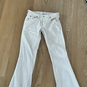 Beige/kräm vita lågmidjade byxor  - Dess snygga byxor köpte jag på Urban outfitters för ca 2 år sedan, men säljer då de är för långa för mig som är 162. Skriv för fler frågor 🙈
