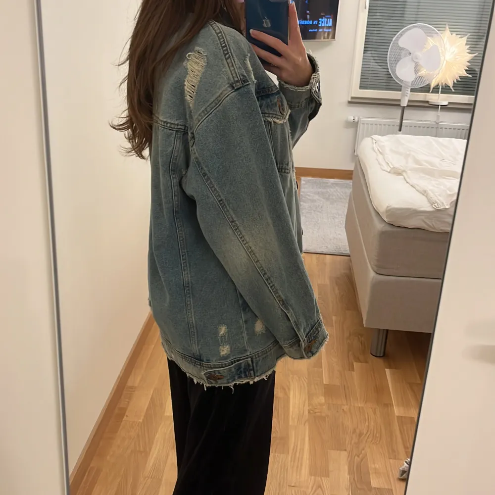 En oversized jeansjacka från Zara med slitningar. Inga defekter och i bra skick🤍. Jackor.