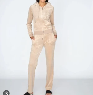 Juicy sätt - ENDAST BYTA!!!⚠️⚠️ Finns det någon som skulle kunna tänka sig byta mitt beiga juicy sätt mot ett svart eller grått sätt?? Inte 100 på att jag vill men vill se hur stort intresset är☺️Mitt är byxorna i strl xs och koftan S. Söker samma i det svarta elr grå!!💕