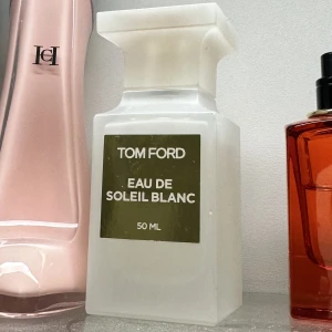Tom Ford Soleil blanc - Säljer en av mina parfymer då jag hittat en annan, super fräsch doft. Använt 1/10 del av den  Nypris 1400kr  