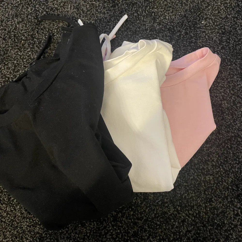 3 t-shirts (svart, vit, rosa) med knyten på sidan från shein, storlek S. Knappt använda, säljer för de inte kommer till användning. Alla 3 för 50 kr + frakt🫶🏼 . T-shirts.