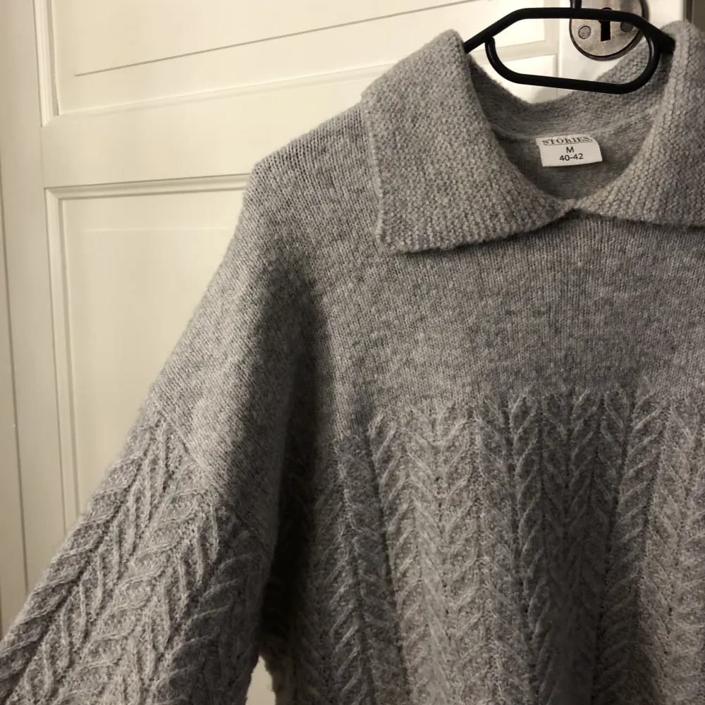 Säljer denna mjuka stickade tröjan ifrån Stories i storlek m. Köpte den för ett år sedan och den har tyvärr aldrig kommit till användning. Men passar perfekt inför en kall ruskig höst och vinter 😊. Stickat.