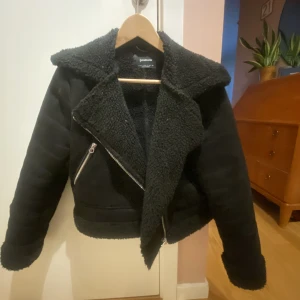 Jacka från Stradivarius  - Säljer min fina och bekväma jacka från stradivarius 💖💗 Fint skick och använd några gånger, säljer den pga att den inte kommer till användning längre!!