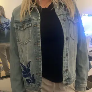 jätte fin jeans jacka med blommor design på fram och baksida. säljer för att den inte används längre. skriv om du är intresserad💕