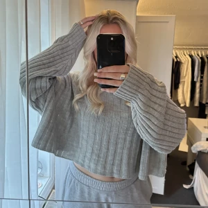 MADLADY stickad tröja - En overaized stickad tröja från MADLADY i storlek S. Den är även croppad. En riktigt fin grå färg och den är knappt använd. Därmed inga skador👏🏼
