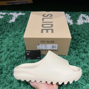 Yeezy Bone Slide - Yeezy Bone Slide  Storlek: US5/EU 38 Condition: Helt nya/ OG All Pris: 1450kr  Kvitto och referenser finns Frakt är inräknat i priserna 