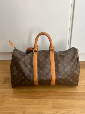Louis vuitton keepall45l. - Säljer nu min fina vintage Louis vuitton keepall45l.Köpt på Vestiaire för några år sedan men säljer nu pga att jag köpt en större storlek. Original kvitto medföljer givetvis inte då den har en del år på nacken. Datecode: S.A 821 Mått: 27x45x20 cm. 