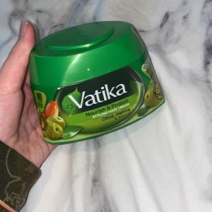 Vatika hår kräm - Jag har växt upp på denna, jätte bra kräm, låter ditt hår lukta gott vara mjuk och healthy men tyvärr så har mitt hår nu slutat ta emot kräm bara olja den accepterar, annars Vatika är min kärlek, plus att den finns bara i Dubai, och några andra arabländer