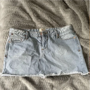 Jeanskjol - Lågmidjad jeanskjol i jättebra skick💘Storlek 36/S