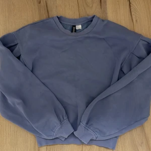 Blå sweatshirt från HM - En ganska använd blå sweatshirt från hm jag säljer den pga att den inte används. Den är lite nopprig på insidan. Pris kan diskuteras.