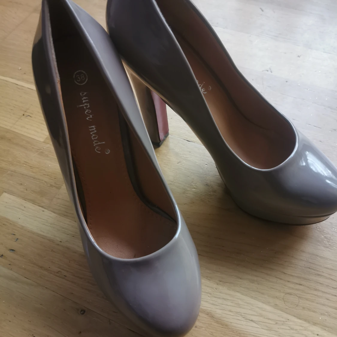 Mörk beige, lack pumps