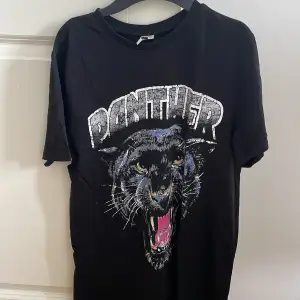 Panther tröja som inte kommer till användning längre. Är XS men är baggy så passar nog upp till M.