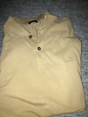 Hugo boss piké  - En jättefin Hugo boss piké i mycket bra skick och inga defekter 
