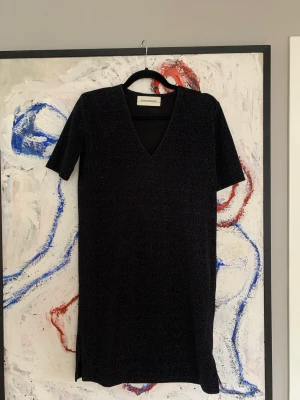 Klänning | By Malene Birger - Svart glittrig klänning från By Malene Birger. Bra skick. Storlek XS. 