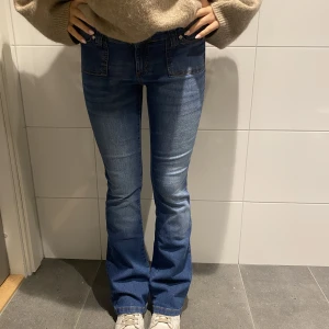 Lågmidjade jeans - Säljer dessa snygga knappt använda jeans som är lågmidjade med snygga fickor