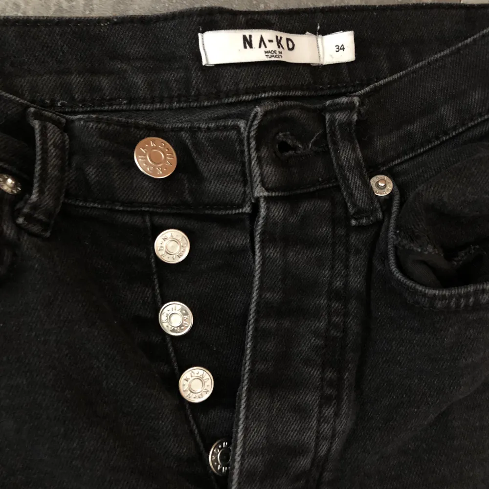 Säljer mina svarta jeans pga för små för mig. (Bilden är från hemsidan) Använt en del men de är fortfarande i bra skick. Storlek 34 . Jeans & Byxor.