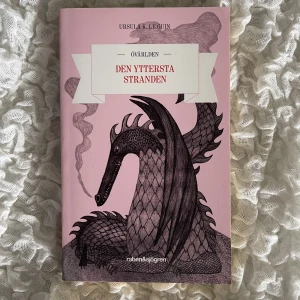 Den yttersta stranden Bok - Pocketbok skriven av Ursula K Le Guins. Mycket bra skick!