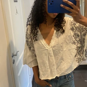 Topp med broderier  - Topp från Zara, endast använd ett fåtal gånger🧡