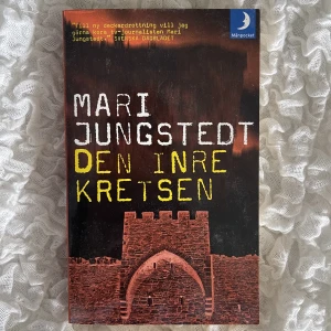 Den inre kretsen Bok - Pocketbok deckare skriven av Mari Jungstedt. Mycket bra skick!
