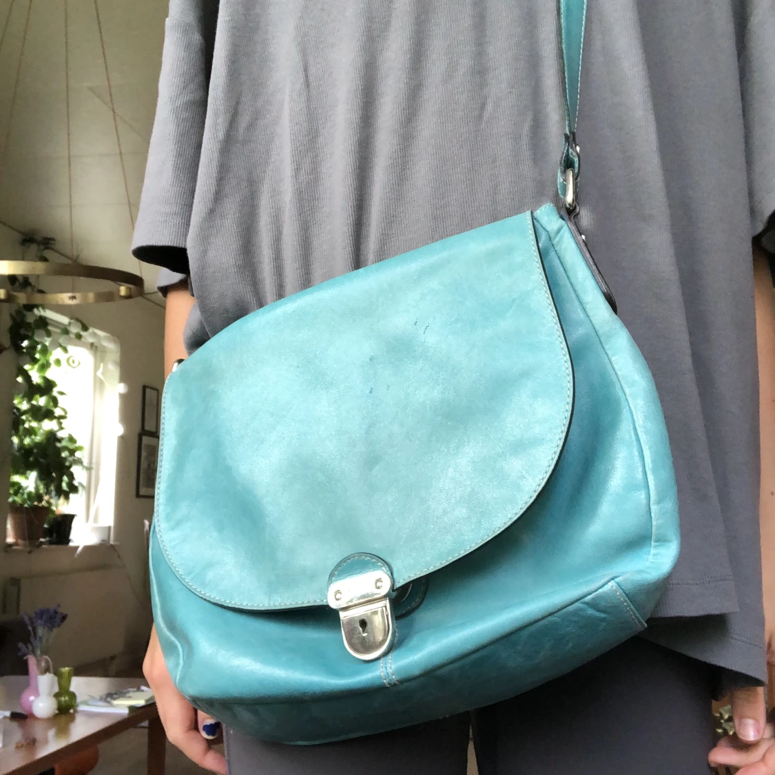 Turkos axelremsväska