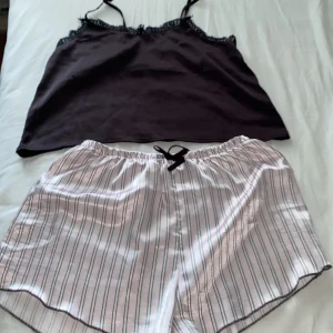 Säljer min pyjamas set de är i bra kfalitet shortsen är xs o toppen är s  - Hej säljer mina pyjamas set de är i bra kfalitet. Shortsen är i xs och toppen är i s dom är för små på mig 👍
