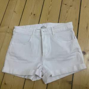 Från hm, vita korta shorts. Helt nya. Aldrig använd. För liten nu. 