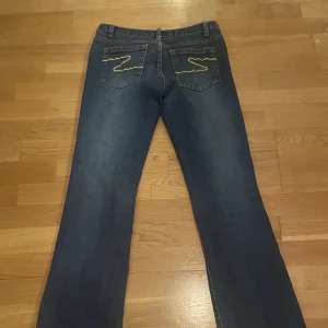 Low waist Bootcut jeans - Säljer eftersom att de blivit för små. Jättebra skick förutom att de är lite sönder nere vid byxändan. Skriv till mig för fler bilder. 
