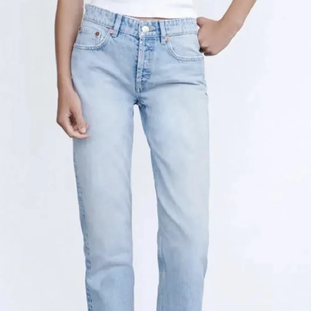 Säljer nu mina jeans från zara då de inte kommer till användning längre❤️jeansen är i väldigt bra skick❤️. Jeans & Byxor.