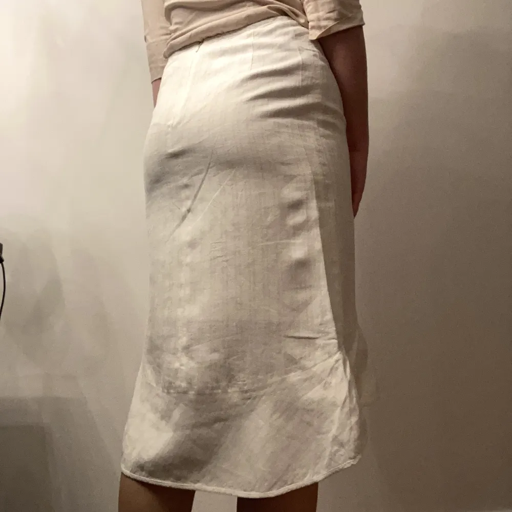 Söt randig vit kjol från noanoa i storlek L, aldrig använd. Kjolar.