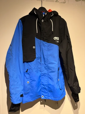 Dope skidjacka i storlek S  - Mycket fin skidjacka från dope använts 1 säsong!  Säljer pga att den är för lite för mig 