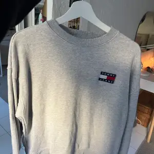 Grå Tommy jeans sweatshirt. Används inte längre. Fint skick. 