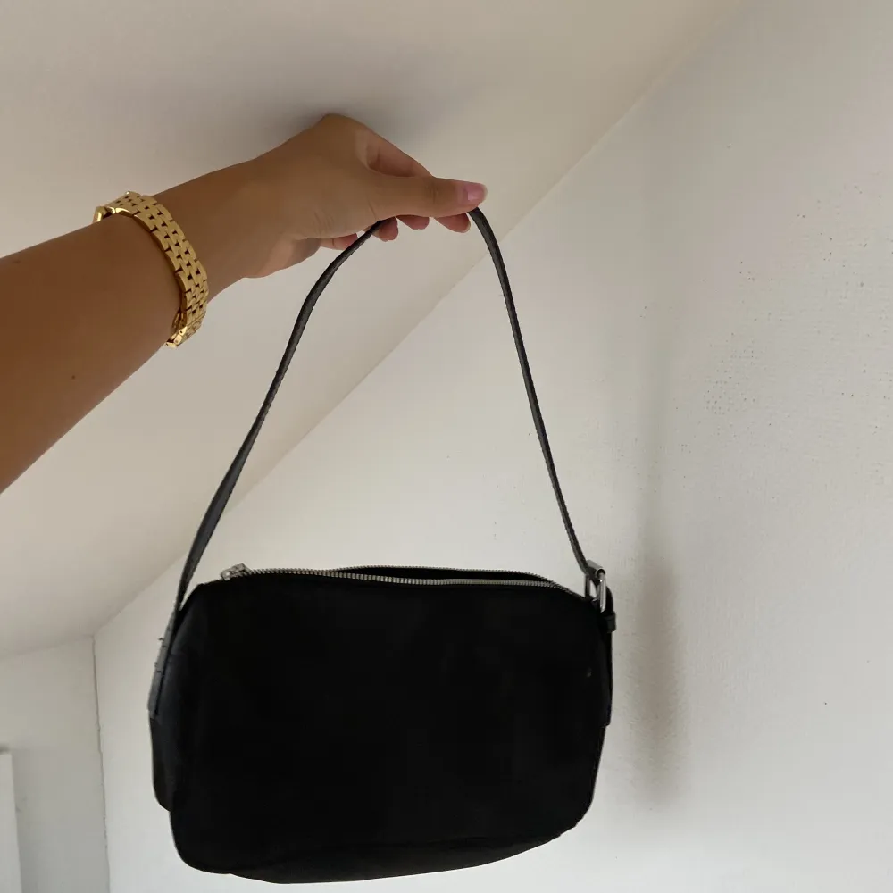 Snygg & enkel svart minibag 🖤. Väskor.